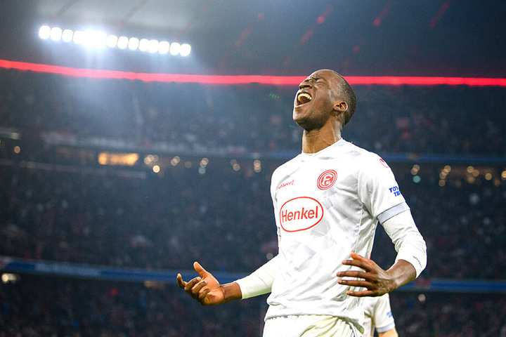 Riesige Freude bei Dodi Lukebakio über den späten Ausgleich gegen den FC Bayern München.