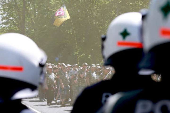 Polizisten beobachten den Marsch der Dynamofans in Karlsruhe.