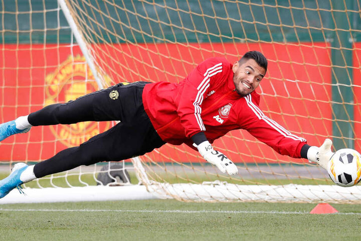 Abgetaucht ist Romero jetzt nicht nur auf dem Fußballplatz.