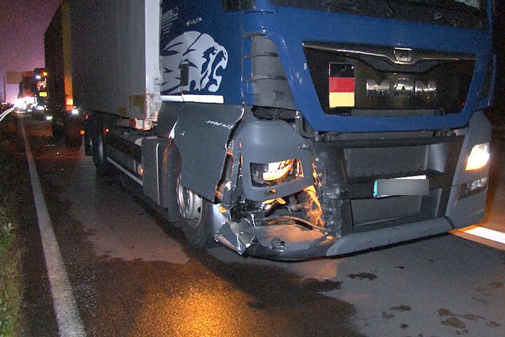 Bei dem Zusammenprall wurde sowohl der VW als auch der Lkw stark beschädigt.