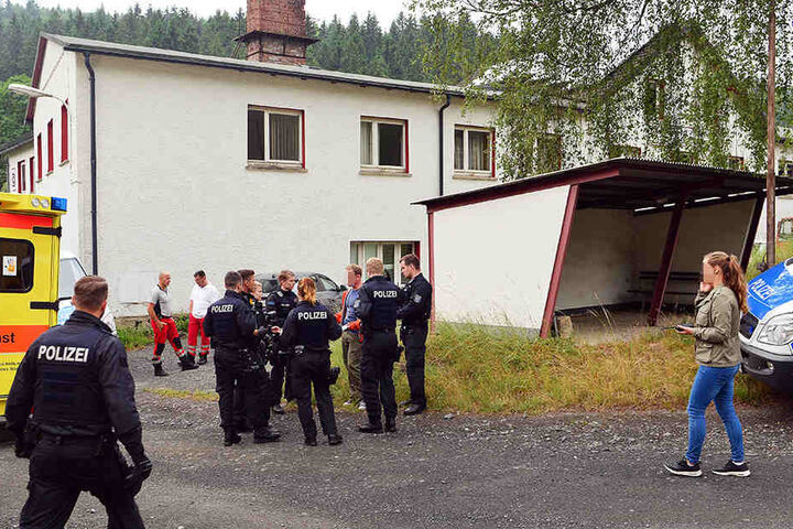 Polizisten und Sanitäter stehen vor dem
früheren Firmengebäude eines ehemaligen glasschmuckverarbeitenden Betriebes in
Haselbach (Thüringen).