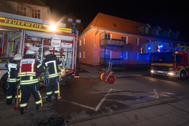 Mit mehreren Einsatzfahrzeugen rückte die Feuerwehr an.