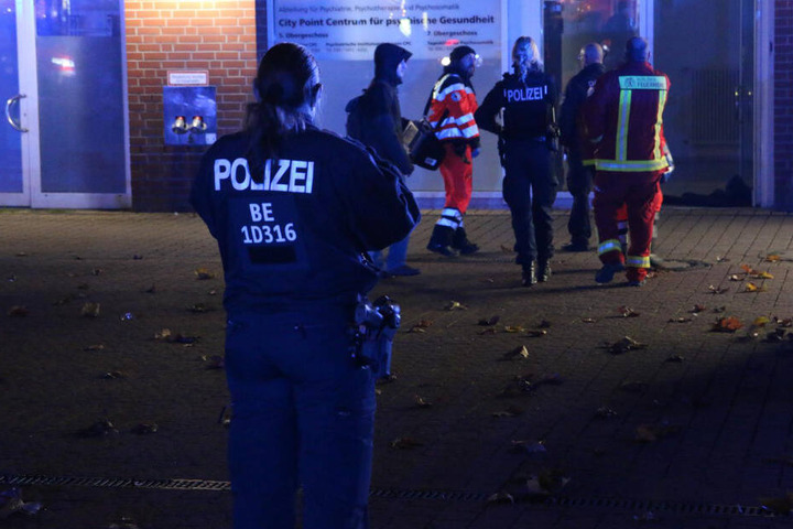 Polizisten am Ort des Geschehens.
