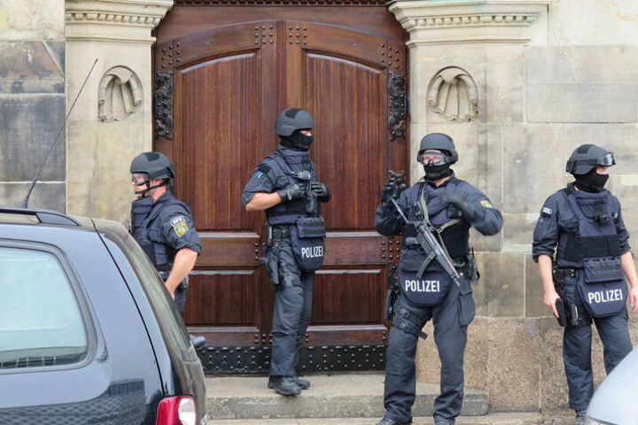 Die Beweissicherungs- und Festnahmeeinheit (BFE) steht vor der benachbarten Reformierten Kirche.