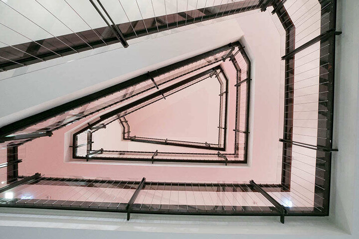 Ein Blick ins Treppenhaus: Das ursprüngliche Geländer wird durch erhöhte
Glasscheiben gesichert.