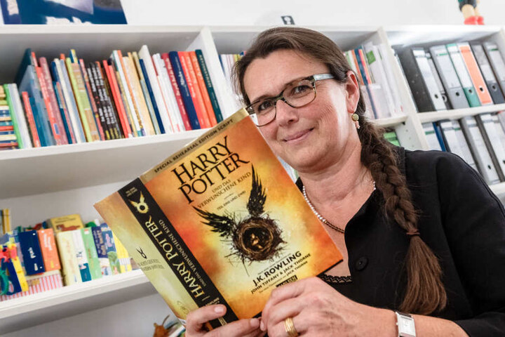 Renate Herre, Geschäftsführerin des Carlsen Verlags mit dem neuen Band, der am 24. September erscheint.