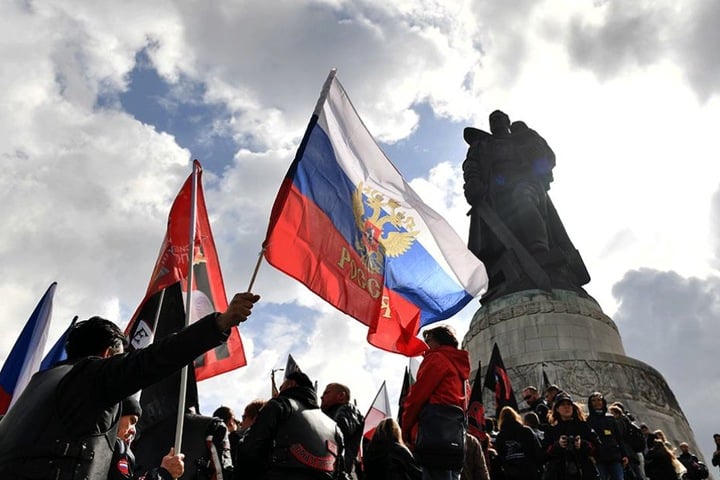 Die "Nachtwölfe" schwenken russische Fahnen vor dem Ehrenmal.