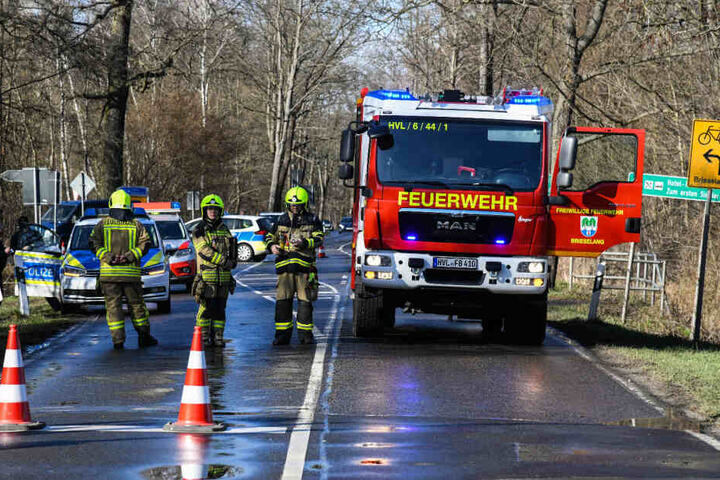 Zahlreiche Feuerwehrleute und Polizisten rückten zum Unfallort aus.