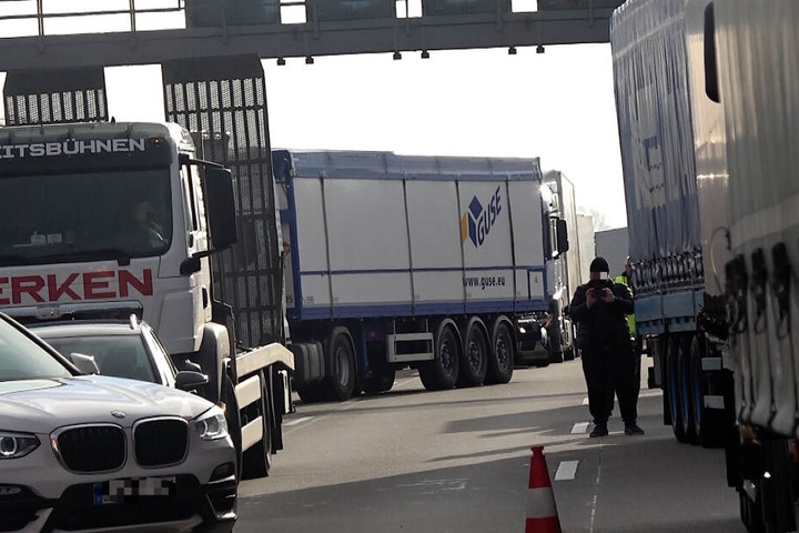 Gaffer und querstehende Lkws sollen die Rettungskräfte behindert haben.