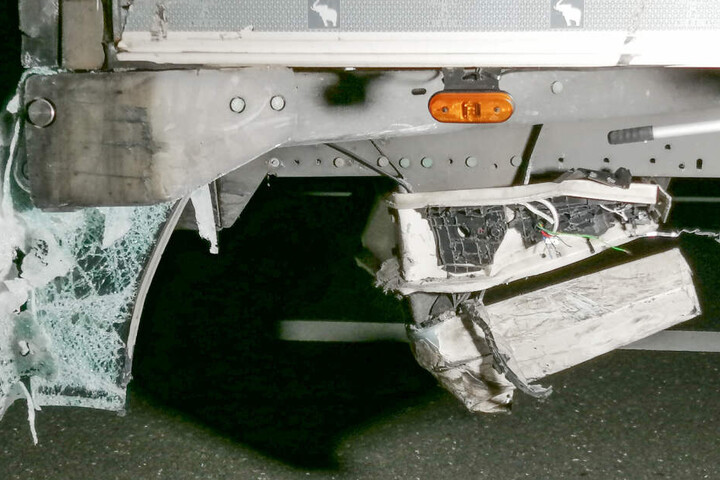 Teile des Wagens blieben im Laster hängen.