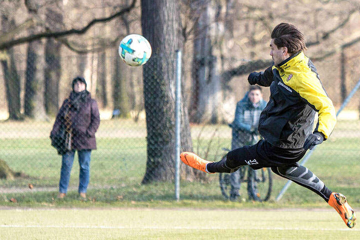 6,0 in der B-Note: Pascal Testroet fliegt im Training wunderschön zum Ball. Das möchte er bald wieder im Spiel zeigen.