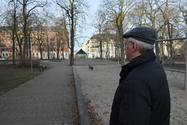 Dieser Rentner hat die Nase voll von stinkenden Haufen am Lessingplatz. Aus Angst vor Anfeindungen will er unerkannt bleiben.