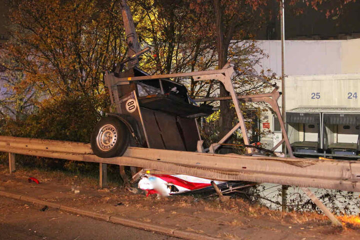Der Schilderwagen wurde zehn Meter durch die Luft geschleudert und landete hier der Leitplanke.