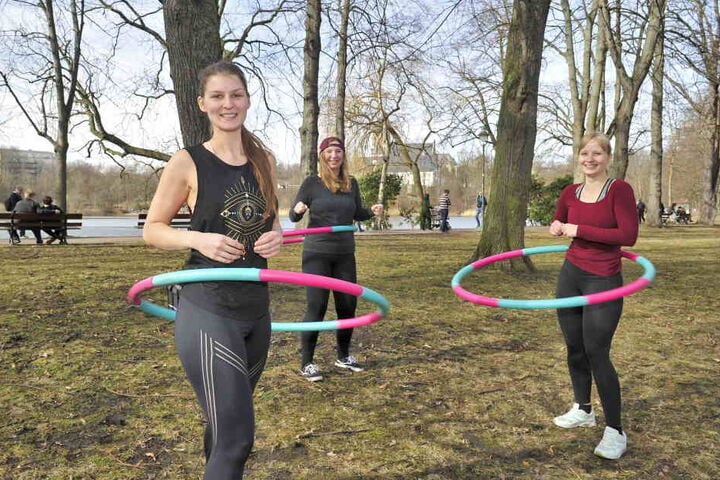 Lulia (26, v.l.), Melanie (28) und Alin (25) trafen sich am ersten Frühlingstag zum Hula Hoop am Schlossteich.