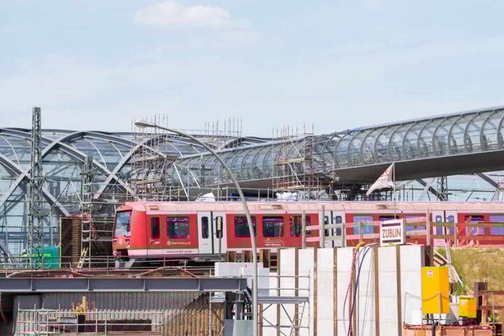 Ein gläserner "Skywalk" verbindet U- und S-Bahn-Halt an der neuen Station Elbbrücken.