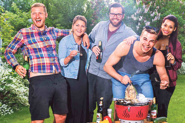 Johannes Wendt (27, v.)
grillte Montagabend den
spektakulären Fang mit seinen Freunden.