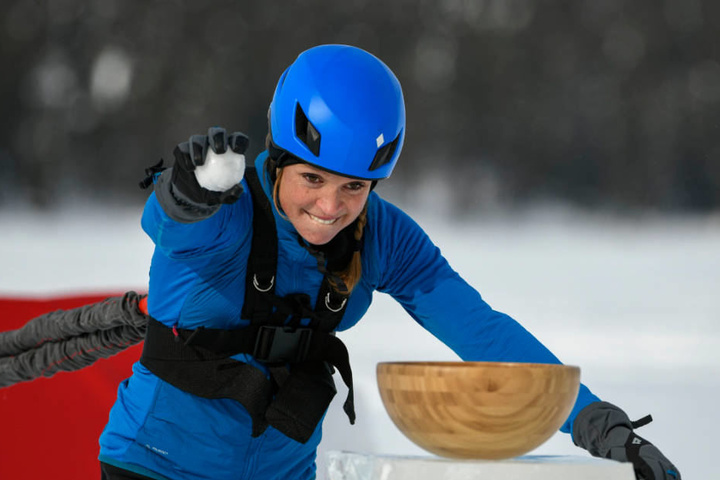 Evi Sachenbacher-Stehle kämpft gegen das Bungee-Seil.