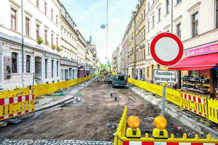 A Eine Baustelle nach Plan: In der Louisenstraße wird momentan fleißig
gebaggert.