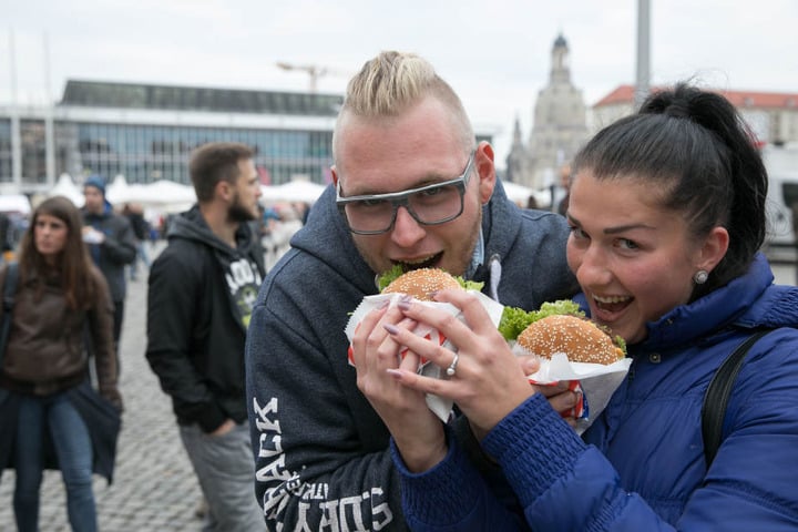 Maximilian Jäger (24) und Anna-Sophie Winkler (21) lassen sich einen Burger
schmecken.