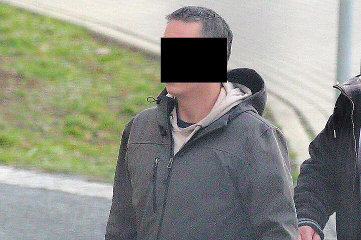 Jens B. (34) wollte seinem Kumpel helfen. Im Suff ist das keine gute Idee gewesen. Nun sitzt er vor der Amtsrichterin.