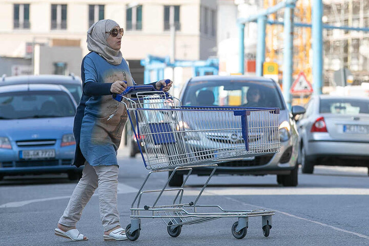 Viele Dresdner queren die Marienstraße, zum Beispiel um einkaufen zu gehen.
