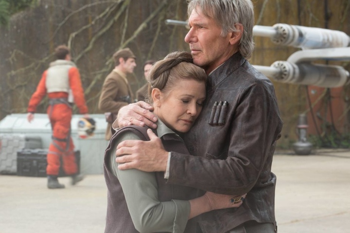 2015 tauchte Fisher (li.) noch einmal als General Leia Organa an der Seite von Harrison Ford (Han Solo) in Star Wars: "Das Erwachen der Macht" auf.