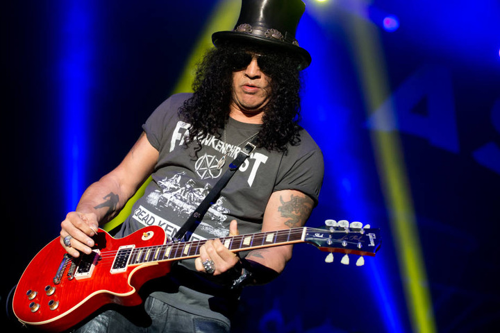 Gitarrist Slash (52) ist seit 2016 wieder an Bord, versorgt die Leipziger Zuschauer und -hörer mit harten Rocktönen.
