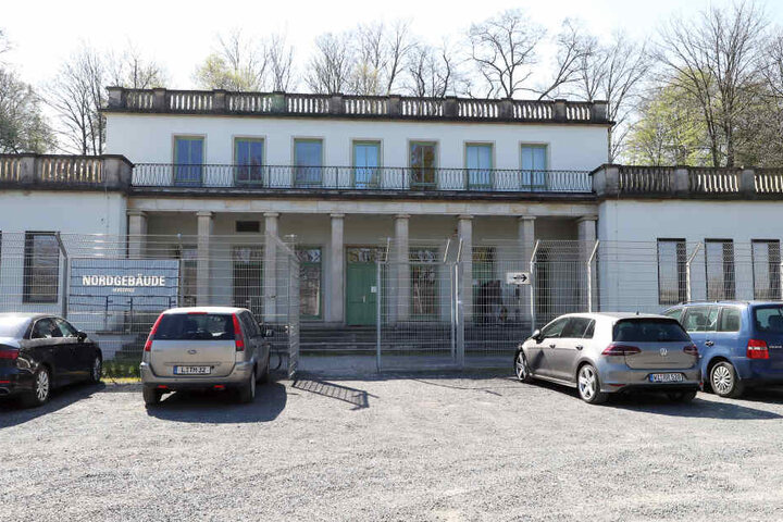 Die kleine Stadionkapelle "Gloria" befindet sich auf dem Außenring des RB-Stadions im Nordgebäude. Im Halbkreis (kl.F.o.) wird dort gebetet und Daumen gedrückt fürs Spiel.