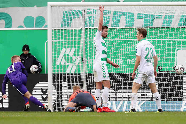 Ein Blick zum Linienrichter - alles okay. Und dann ab zum Jubeln: Florian Krüger hat soeben das 1:0 gegen Fürth geschossen.