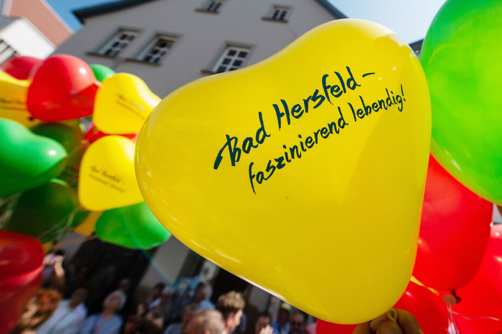 Luftballons verkünden das diesjährige Motto: "Bad Hersfeld - faszinierend lebendig."