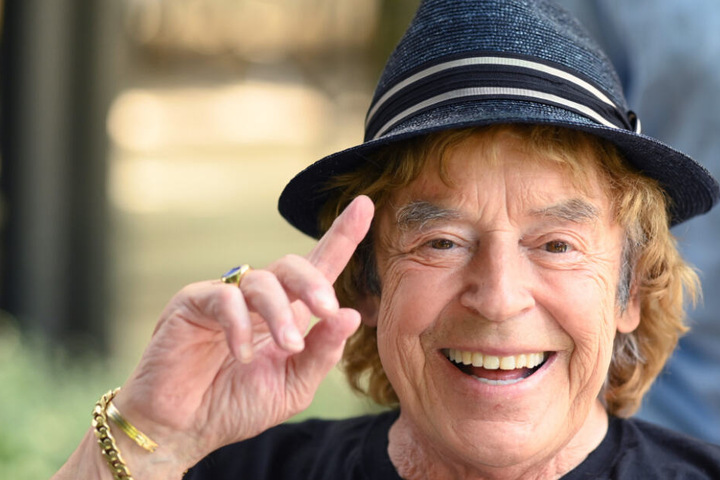Tony Marshall (81) lächelt in die Kamera.