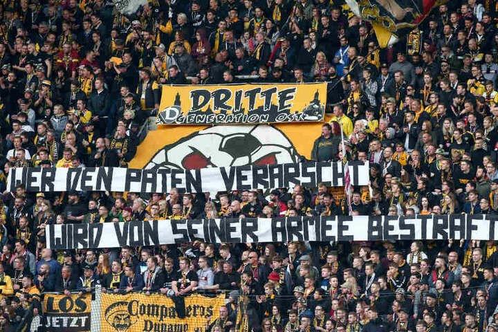 Im K-Block machten die Fans klar, hinter wem sie in der Causa Schubert stehen. Mit der "Pate" ist Sportgeschäftsführer Ralf Minge gemeint.