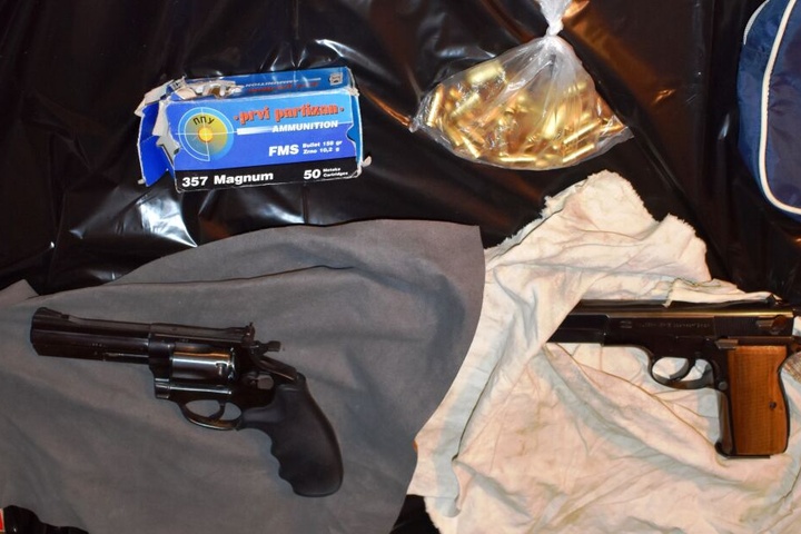 Ebenso wie mehrere Pistolen und Revolver.
