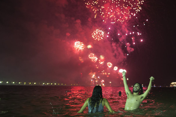 Neujahrs-Plantschen in Rio de Janeiro.