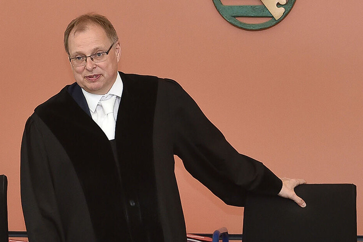 Richter Joachim Kubista (54) las dem Angeklagten gleich zum Prozessauftakt die Leviten.