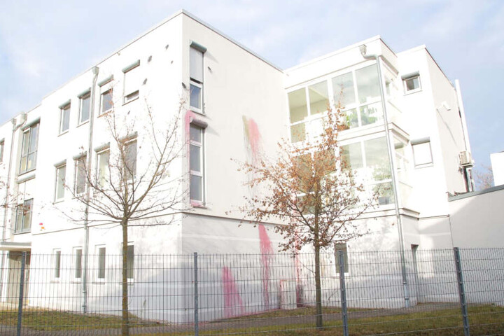 Ebenso wurde ein Bürogebäude auf der Lößnitzstraße mit Farbe beworfen.