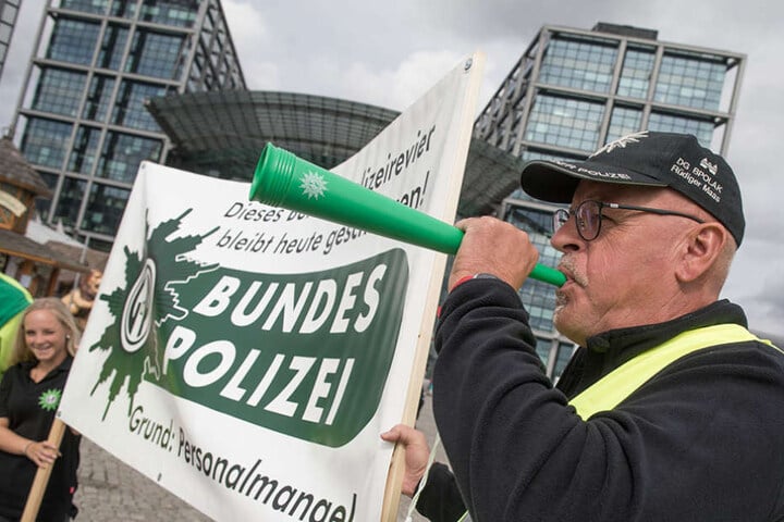 Die Polizisten demonstrierten gegen Personalmangel, denn die Beamten seien laut Gewerkschaft bereits an der Belastungsgrenze.