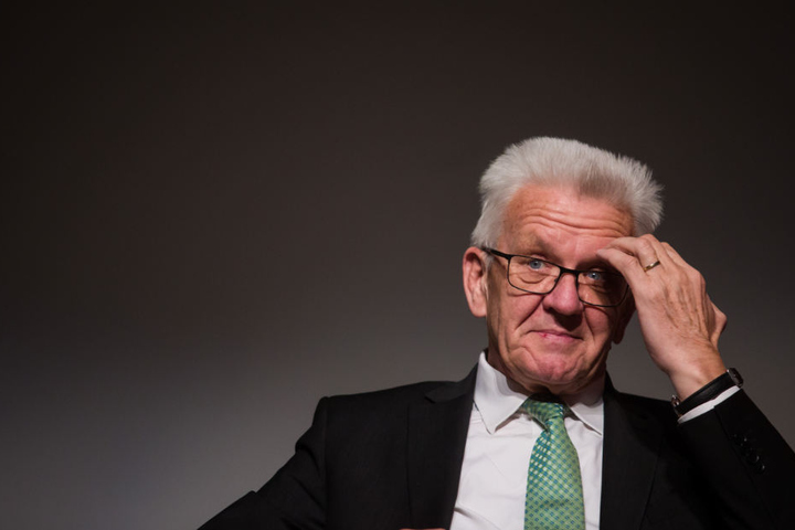 Der grüne Ministerpräsident Winfried Kretschmann erntet Kritik für einen Hubschrauberflug.