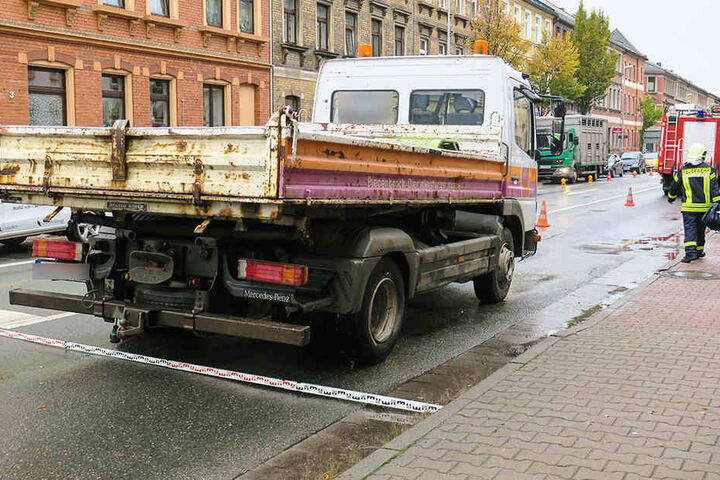 Der LKW erfasste die Fußgängerin, als sie die Straße überqueren wollte.