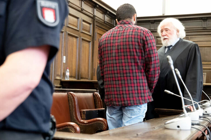 Arasch R. redet mit seinem Anwalt Wolf Dieter Reinhard (rechts).