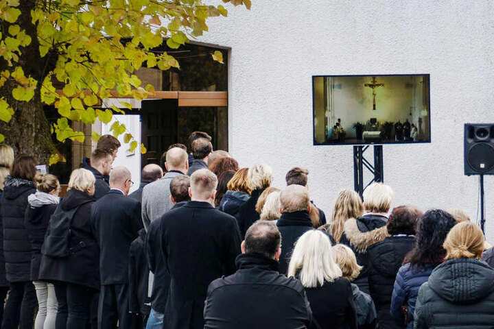 Zahlreiche Trauernde nahmen im vergangenen November von dem Getöteten Abschied. Die Trauerfeier wurde über einen Bildschirm auch nach außen übertragen.