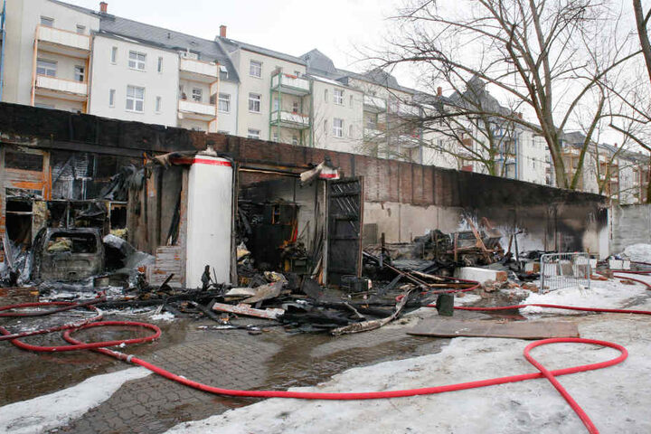 Die Kriminalpolizei untersucht am Freitagmorgen den Brandort.