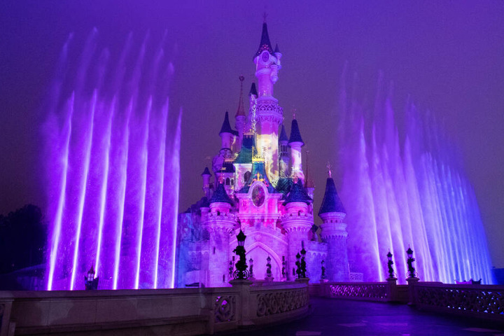 Jeden Abend wird das Schloss bei der Show "Disney Illuminations" zur Projektionsfläche für Disney-Klassiker wie "Frozen" .
