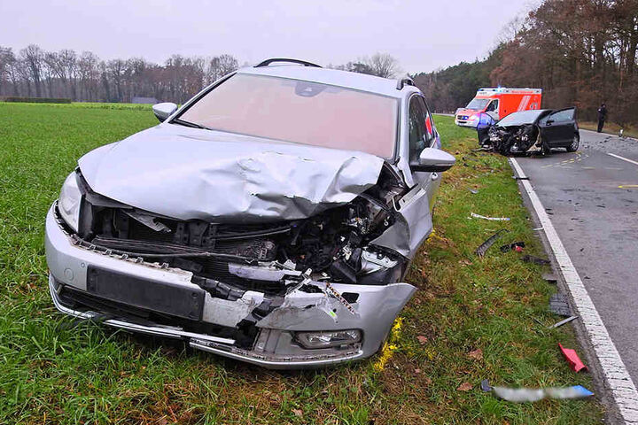 Der Passat ist dem schwarzen Citroen in das Heck gekracht.