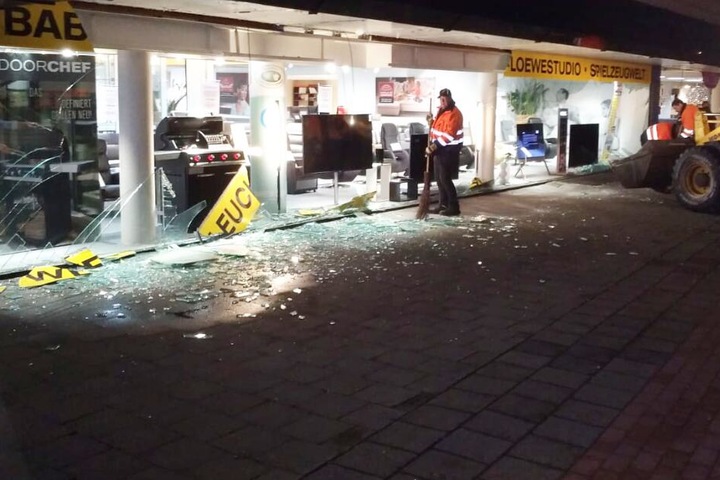 Fensterscheiben gingen bei der Detonation der Bombe zu Bruch.