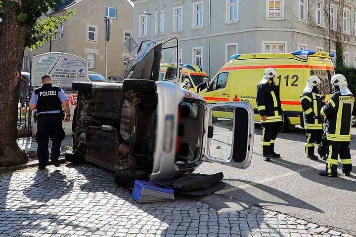Bei dem Unfall wurden drei Personen verletzt.