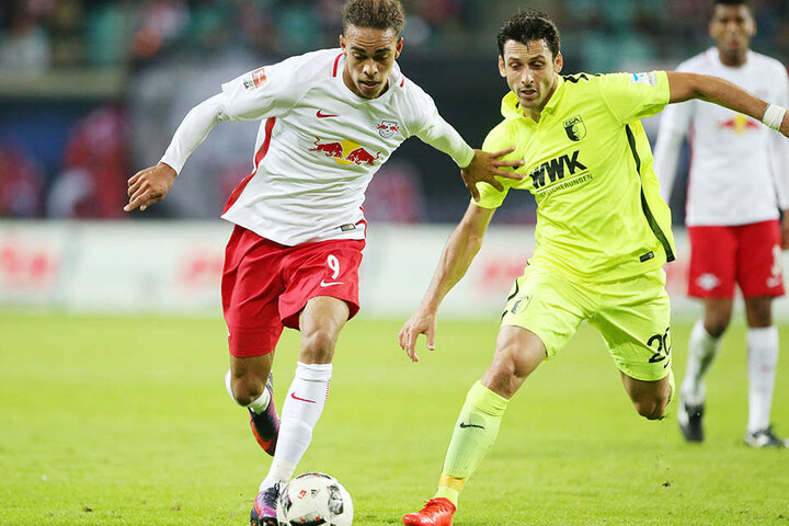 Yussuf Poulsen (RB Leipzig) gegen Gojko Kacar (Augsburg)