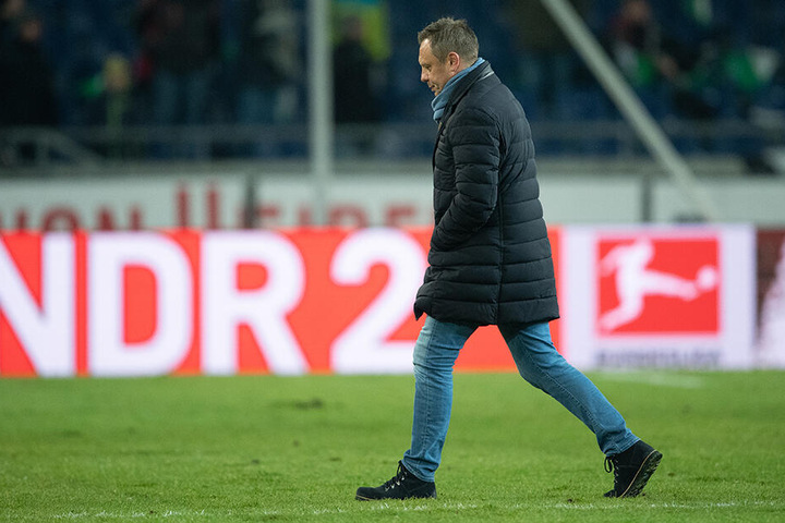 Lief nach der 0:1-Heimniederlage gegen den SV Werder Bremen mit gesenktem Kopf vom Platz: Hannovers Noch-Trainer André Breitenreiter.