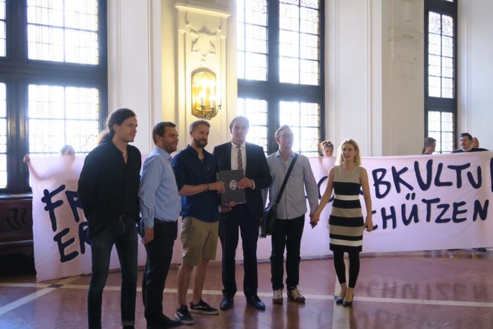 Die IG LiveKommbinat hat am Mittwoch OB Burkhard Jung (3.v.r.) eine Petition zum Erhalt der Leipziger Clubkultur im Neuen Rathaus übergeben