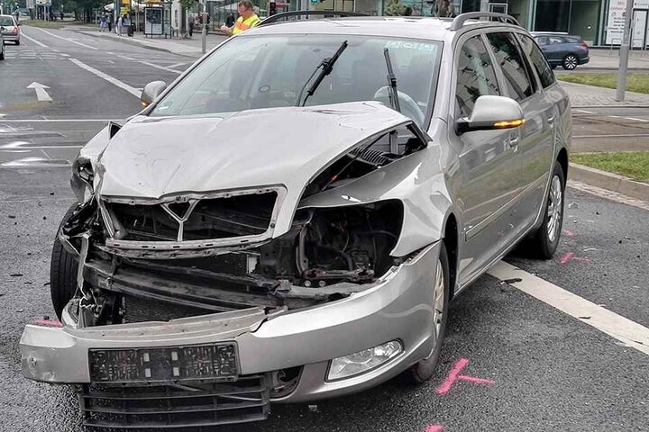 Das wird sicherlich teuer, sofern eine Reparatur noch Sinn macht.